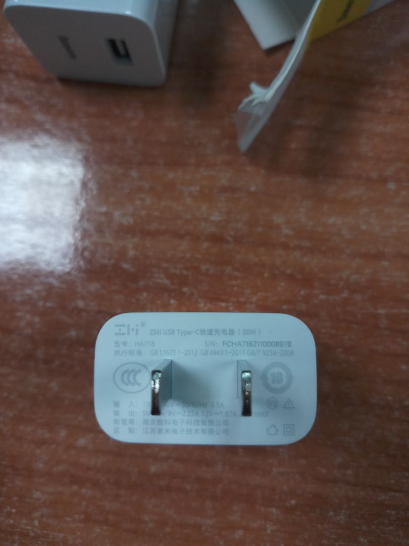 Mình nhận hàng mới đó nhưng không phải là  từ kho ra mà giống như là lấy hàng mẫu nhét  hộp đó. Hàng là cốc sạc nhanh 24W tuy nhiên nhìn cốc sạc thì ko có chỗ nào là ghi 24W cả. Mình có mua 1 sản phẩm khác 20W thì rõ ràng lắm. Mình có gửi hình kèm theo. Tuy nhiên vẫn cho 4 sao vì shiper nhiệt tình