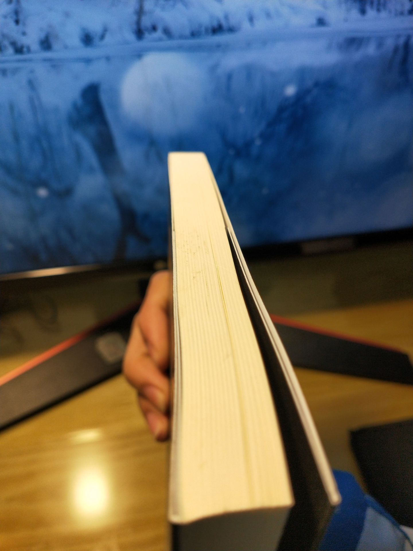 Mình nhìn mà mình chán á. Không hiểu sao sách lại bị xước đến mức này luôn.