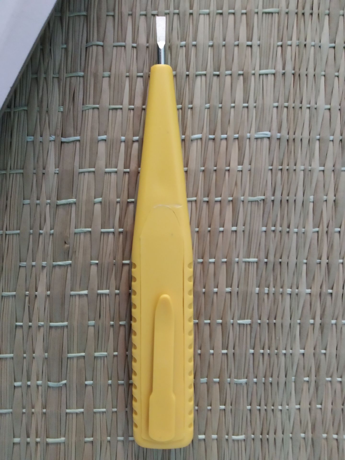 bút nói chung tạm được, không tốt lắm vì tiền nào của nấy, được cái tôi dùng 2 tháng rồi không bị hỏng hóc gì
- ưu điểm: phát hiện chỗ có điện với số hiệu điện thế (chưa kiểm tra độ chính xác)
- khuyết điểm: không thể xác định được chỗ đó có thật sự là rò điện hay không, tôi mới mua ấm siêu tốc về thử bên ngoài vỏ thì báo là có điện, trong khi tôi sờ tay thì chả sao cả, nếu sau này dụng cụ nào đó mà chập cháy kiểm tra bằng bút này mà nó báo là có điện thì không biết nên tin là chỗ đó có rò điện hay ko, nói chung các bạn mua nên cân nhắc