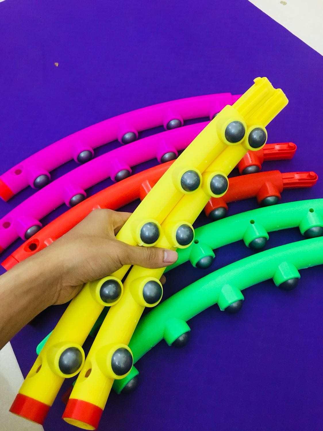 Vừa đi làm về thì thấy ship giao hàng
hơi muộn xíu nhưng mở hộp ra thấy màu rất oki, kiểm tra chất liệu thấy đúng như mô tả 98cm , lại có bi masage đánh mỡ bụng hiệu quả lắm ạ, mà rất thoải mái

à vòng tháo nắp rất dễ lên thuận tiện mang đi lại để tập mọi lúc mọi nơi
Lần trước mua thảm rất hài lòng, Thêm vòng lắc éo này nữa quá ưng. 
Lần sau sẽ ủng hộ miDoctor nhiều hơn!