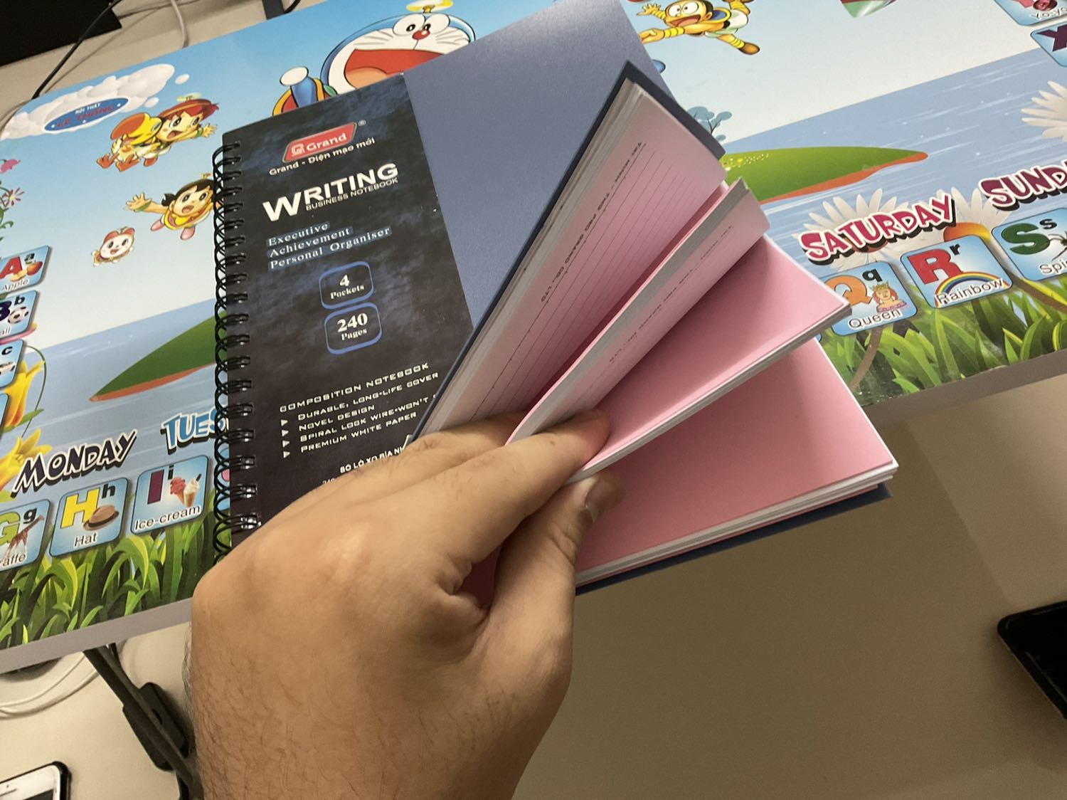 Minn mua 2 cuốn, 1 bìa xanh, 1 bìa hồng. Giao nhanh. Giấy sáng. Đã xài sổ này rồi nên rất thích, size to, cỡ gần A4 lận. Dày, thông số có trên bìa. Giá rẻ. Mình dùng làm vở ghi. Cơ bản cầm chắc tay, nghĩa là có hơi nặng nếu bạn không cần viết quá nhiều thì có thể cân nhắc.