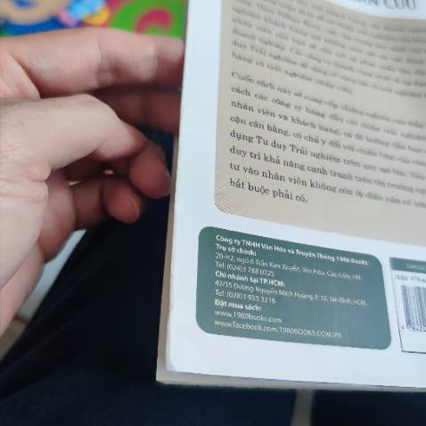 Bìa sách bị cong vênh, gáy sách bị xước, giao hàng trễ