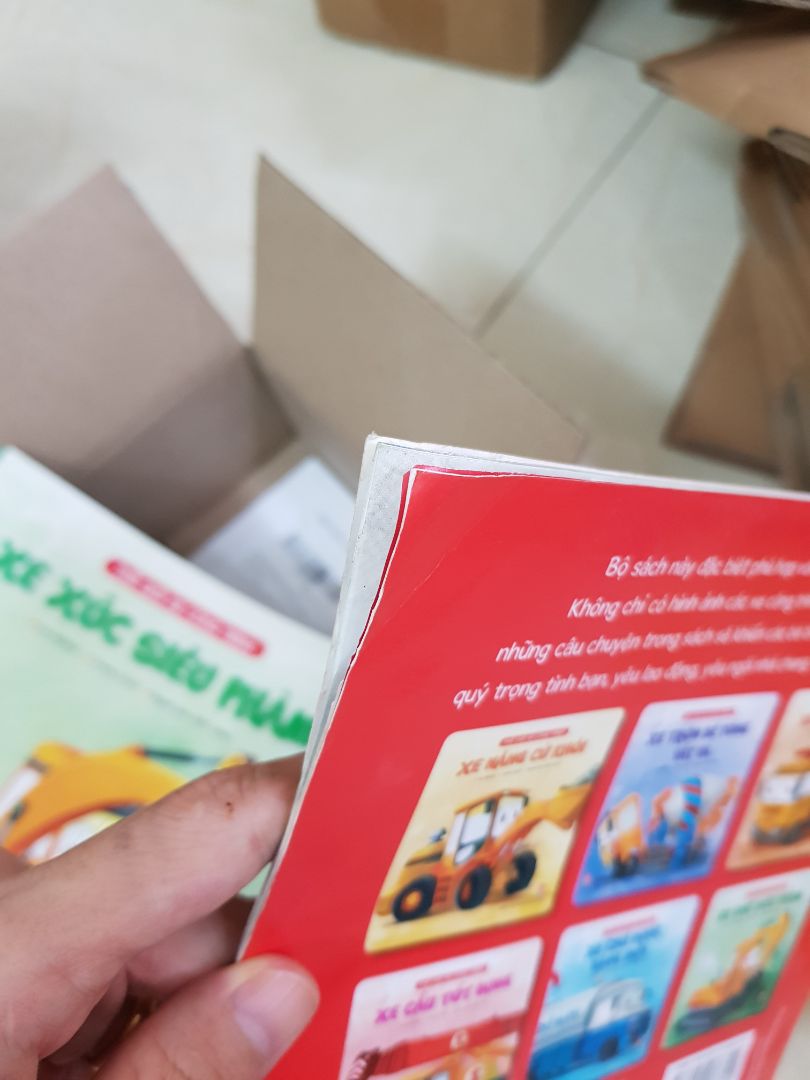 mình mua sách mới mà tiki lại giao sách cũ. nhìn như này mọi người đủ hiểu là sách cũ đã được đọc rất nhiều lần, nhàu nát, cũ. có lẽ mình nên dẹp việc mua sách online lại từ đây.