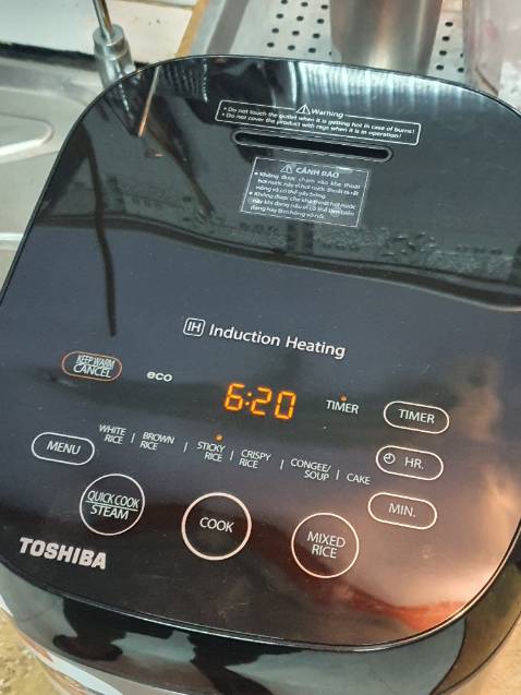 Nồi to ngang với nồi điện tử 1.8lit, nặng trịch, thể tích ruột nồi khoảng 2.5 lít vừa cho 6 chén cơm. Nút cảm ứng nhạy nhưng ko có tiếng Việt. Chưa nấu chưa nhận xét cơm được Nồi to ngang với nồi điện tử 1.8lit, nặng trịch, thể tích ruột nồi khoảng 2.5 lít vừa cho 6 chén cơm. Nút cảm ứng nhạy nhưng ko có tiếng Việt. Chưa nấu chưa nhận xét cơm được