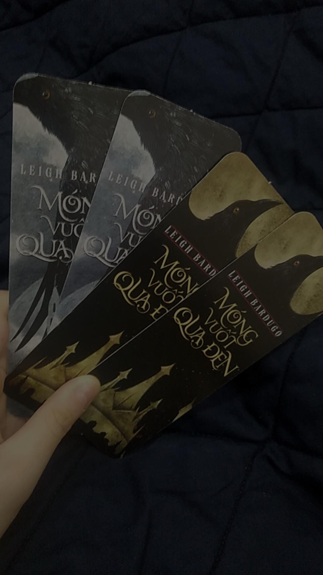 Giao hàng đầy đủ, đúng hẹn. Sách chất lượng, không bị sờn hay xước xát gì. Mỗi quyển còn được tặng kèm bookmark nữa.