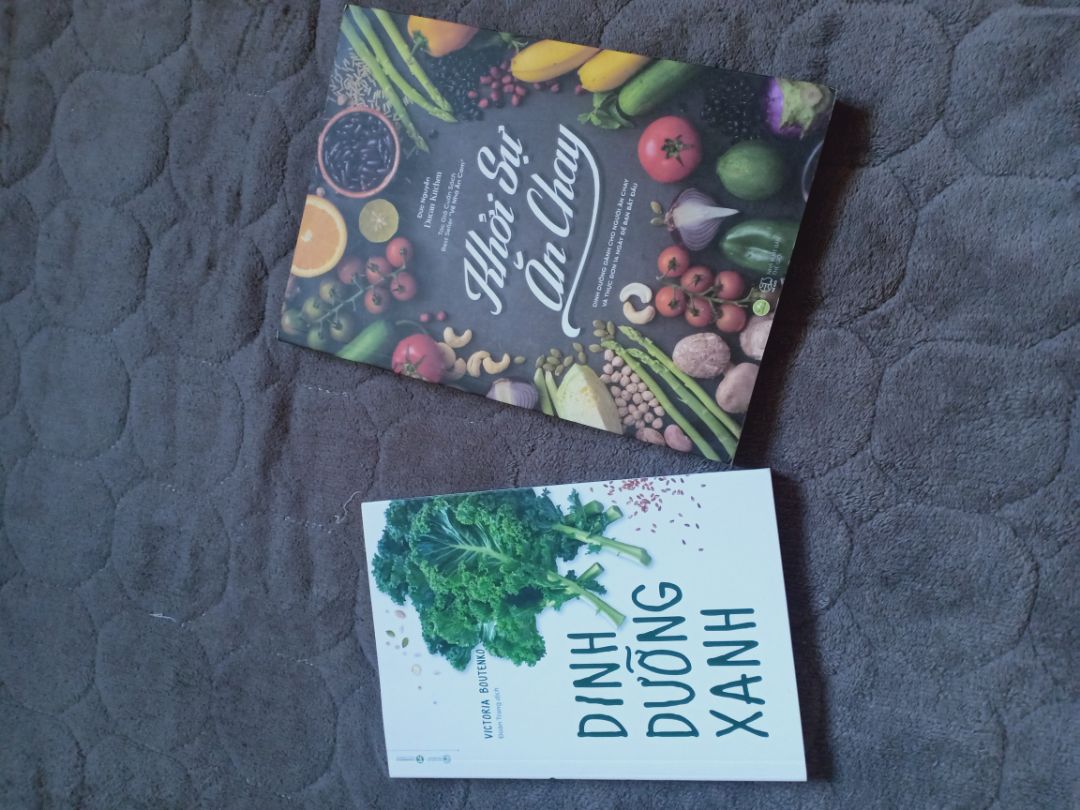 Sách của tiến sĩ nên hơi nghiêng về phân tích khoa học nha. Cuối sách có một số công thức sinh tố, pudding trái cây, rau xanh.... Giấy in màu vàng tối. Mua lâu rồi nhưng quên đánh giá sản phẩm.