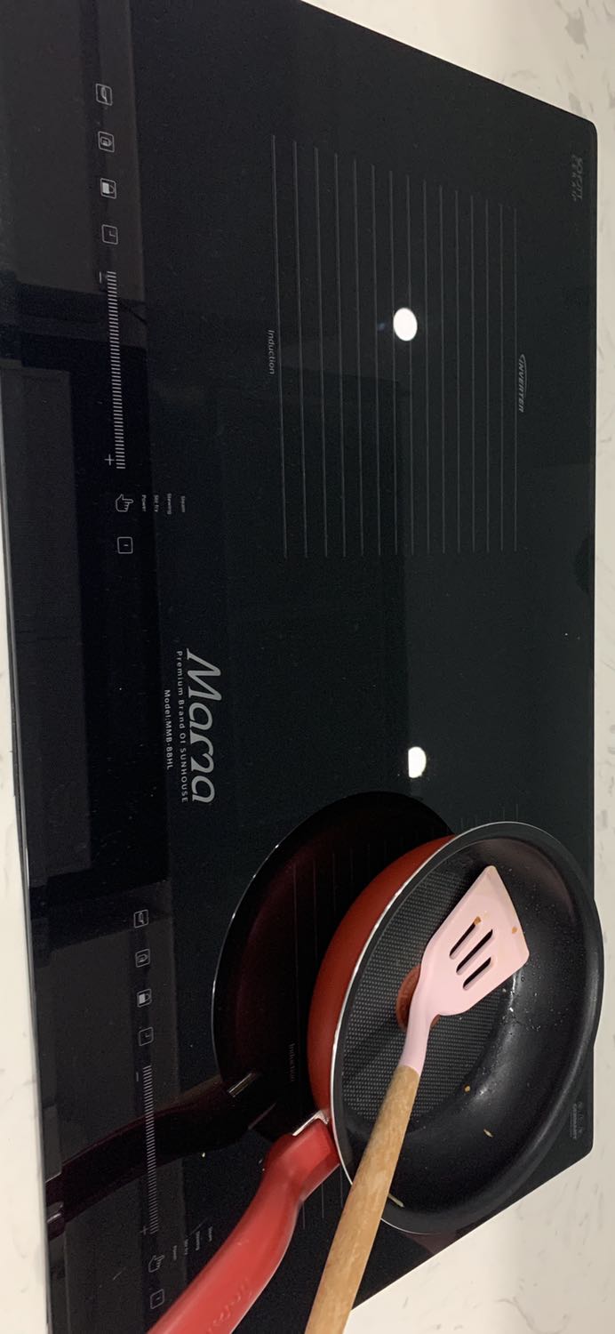 Bếp đẹp, nóng rất nhanh, lúc tắt bếp cũng làm nguội nhanh, mỏng nữa rất thích