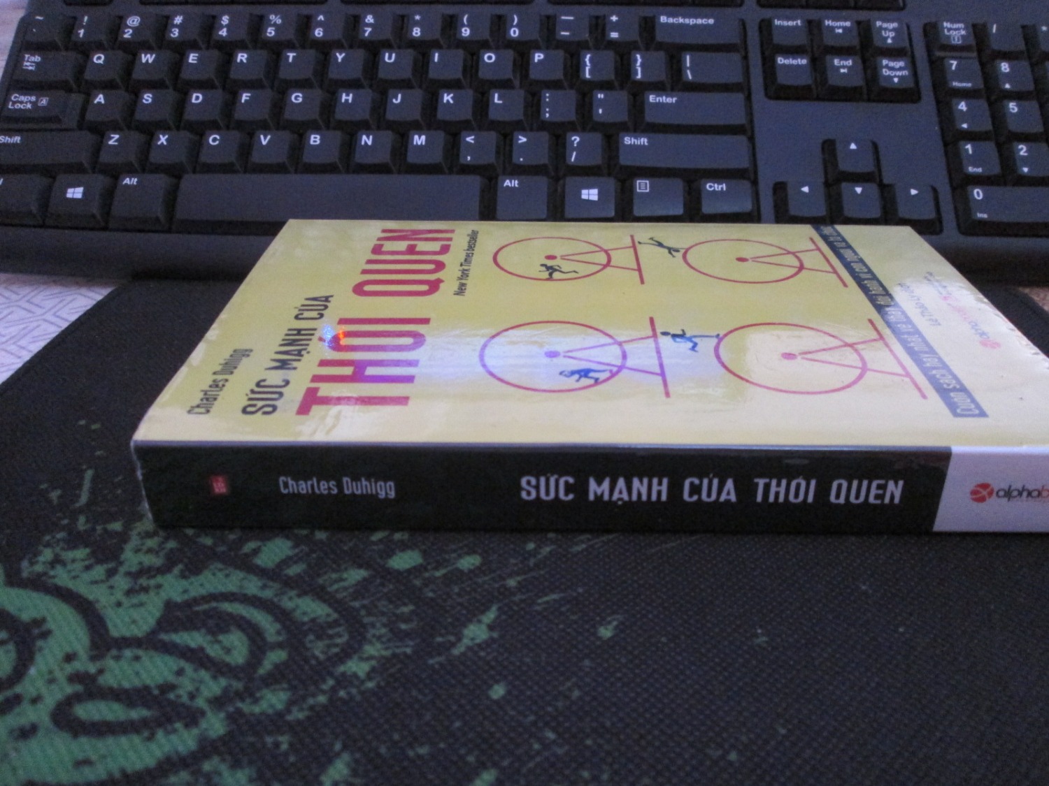 - Tiki giao hàng nhanh
- Giấy dày, mịn; bìa bắt mắt.
- Tuy thể của sách là selfhelp, mình không thích thể loại này lắm. Nhưng bằng cách sử dụng những kiến giải và dẫn chứng thí nghiệm, sự kiện (có thể là có thật), nên sách trở nên không giáo điều, nhợt nhạt. Nhìn chung, mình nghĩ đây là một tài liệu nên tham khảo với những bạn có dự định quản lý/ quản trị bản thân hay tập thể.