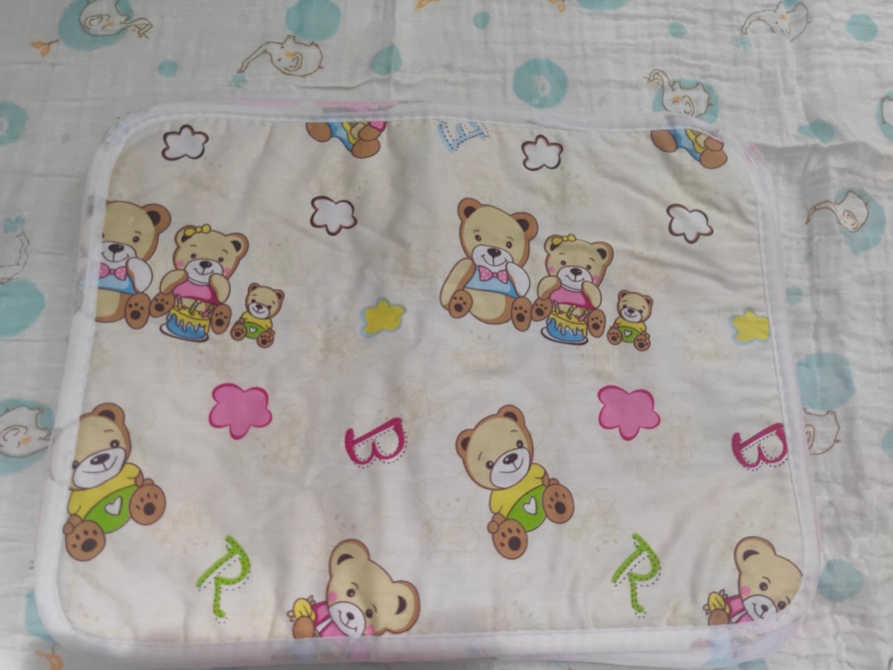 Lần đầu mua hàng trên tiki hài lòng quá sản phẩm nhận được đúng như mô tả. Tất lót mềm mại, màu sắc sinh động phù hợp với các bé. Phần đế lót dày dặn mình kiểm tra thử đổ nước thì không bị thấm xuống dưới nệm. Tiki gói hàng kỹ nhân viên giao hàng vui vẻ nhiệt tình.