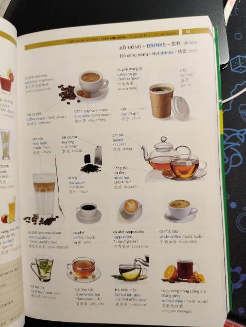 *Chất liệu: giấy bóng trơn,mùi giấy thơm nhẹ.
*Kích thước: nhỏ gọn mang theo khi di chuyển rất tiện. 
*Chữ in: hơi nhỏ nhưng vẫn rõ nét. Riêng phần chữ trung nét hơi mảnh nếu đậm hơn nữa sẽ tốt hơn.
***Nội dung sách : TUYỆT VỜI.
1. Từ vựng phổ biến thường sử dụng được phân theo chủ đề.
2. Danh sách động từ thường xuyên sử dụng.
3. List mục lục phía sau cả 3ngôn ngữ đều phân theo bảng chữ cái rất dễ tra từ.
=> Ngày nay tra từ điển bằng internet ko còn xa lạ (mjh chỉ áp dụng nếu muốn nghe phát âm).Nhưng ghi nhớ từ vừng riêng cá nhân mjh vẫn thích cầm sách trên tay nhìn vẫn hiệu quả hơn.