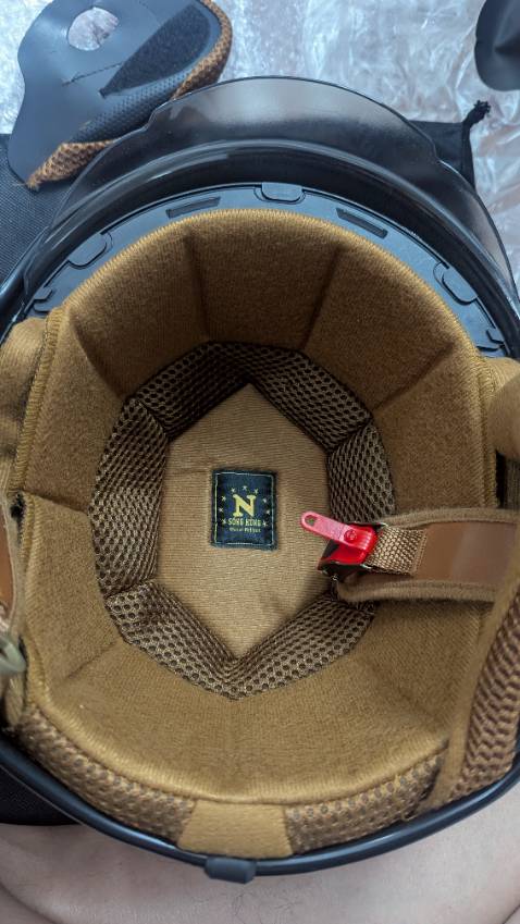 Mũ khá ổn, màu sắc như hình, mút xốp chắc và dày vừa phải. Vỏ nhựa bên ngoài có phần hơi mỏng so với mong đợi. Cảm giác vẫn chắc tay.

Khu vực vành tai, khớp nối có dùng silicon để kết nối (về lâu dài khả năng bị bong tróc là rất cao. Giá rẻ nhất ở thời điểm này so với cùng loại (hãng Ro..), không có lỗ thoát khí như vác mũ cùng loại của hãng khác.

Điểm trừ: phần lắp ráp của kính và khung nón không đồng đều bên trái, có khoảng trống có thẻ nhét vừa đuôi chiếc đũa (xem hình), dùng silicon để hàn-gắn, lớp vỏ nhựa ngoài mỏng.