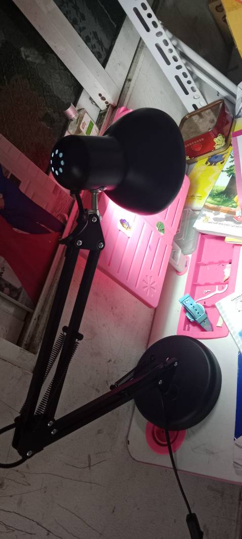 Đèn chắc chắn, xoay  điều chỉnh linh hoạt. Ánh sáng vừa, thích hợp cho các con học bài lâu.