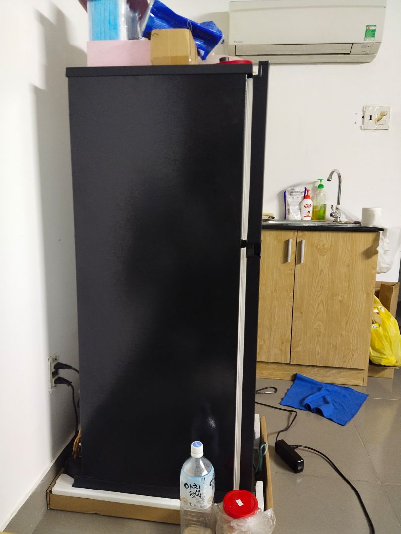 Sản phẩm không có thông tin điện năng tiêu thụ, cần mua gấp nên k thể nhắn tin hỏi tiki được, mua r mới biết mộtnngayf nó tiêu thụ hết 2kí điện, khá tốn điện. Mua hàng black friday nên giá rẻ hơn thị trường, chưa tới 3.3tr. Hàng nhận được bề ngoài đen bóng khá đẹp, lần đâu tiên sử dụng tủ lạnh nhỏ xíu như vậy, bề ngang 46.5cm, cao khoảng 121.5cm. Cửa của ngăn đông có khay khá nhỏ và cạn, nhựa màu trắng, không phải đen như web đăng tải, bên phải tủ có qr code *** bảo hành điện tử, chưa kích hoạt.