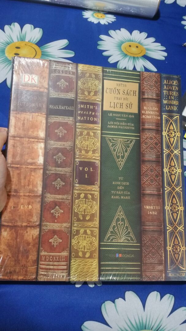 Thành thực mà nói khi xem ảnh sản phẩm, mình không thích cách thiết kế bìa như thế này cho lắm, nhìn hơi rối mắt. Nhưng khi nhận được sách thì thấy ok, có lẽ do chất liệu giấy và chất lượng in tốt nên quyển sách vẫn rất trang trọng. Nhận được sách nguyên vẹn nên rất vui. Thank Tiki.