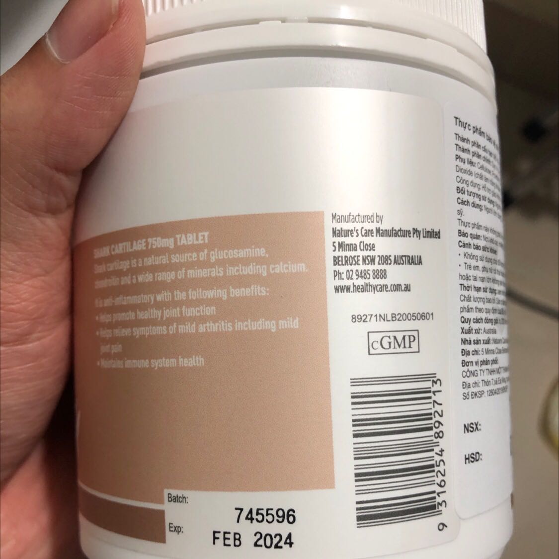Viên sụn cá mập của healthy care này mình có tham khảo ở nhiều nơi rồi, rất phù hợp với người có vấn đề xương khớp như ba mẹ mình nên khi thấy shop khuyến mãi là mua ngay, mua đúng dịp tết nên đợi đến mùng 5 mới nhận hàng. Check code trên hộp thì đúng chuẩn hàng, đóng gói ok.