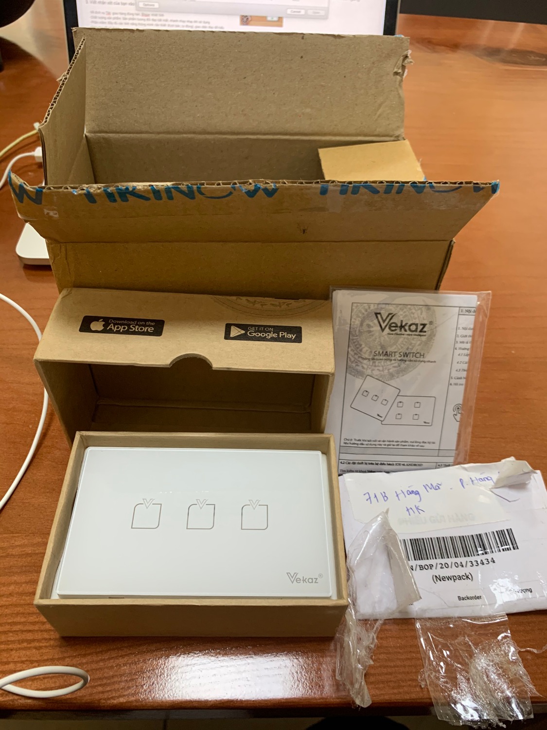 - Về dịch vụ Tiki: giao hàng đúng hẹn, Shiper nhiệt tình
- Chất lượng sản phẩm: Sản phẩm tương đối đẹp bắt mắt, nhanh nhạy nhạy khi sử dụng
- Phần mềm: Đầy đủ các tính năng thông minh cần thiết (Kịch bản, tự động), giao diện đẹp dễ hiểu cũng như dễ sử dụng
- Giá thành hợp lý
Tương đối hài lòng từ khâu nhận hàng đến khi sử dụng sản phẩm