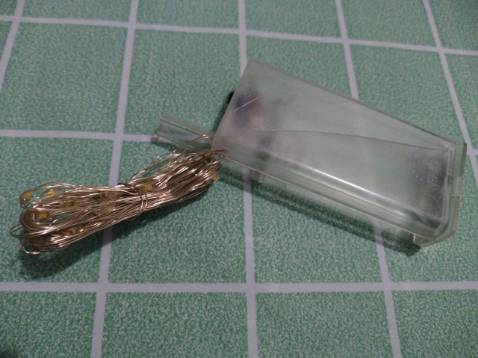 Dây dài có 3m thôi, lúc giao không có pin, còn bị vỡ hộp đựng pin nữa.