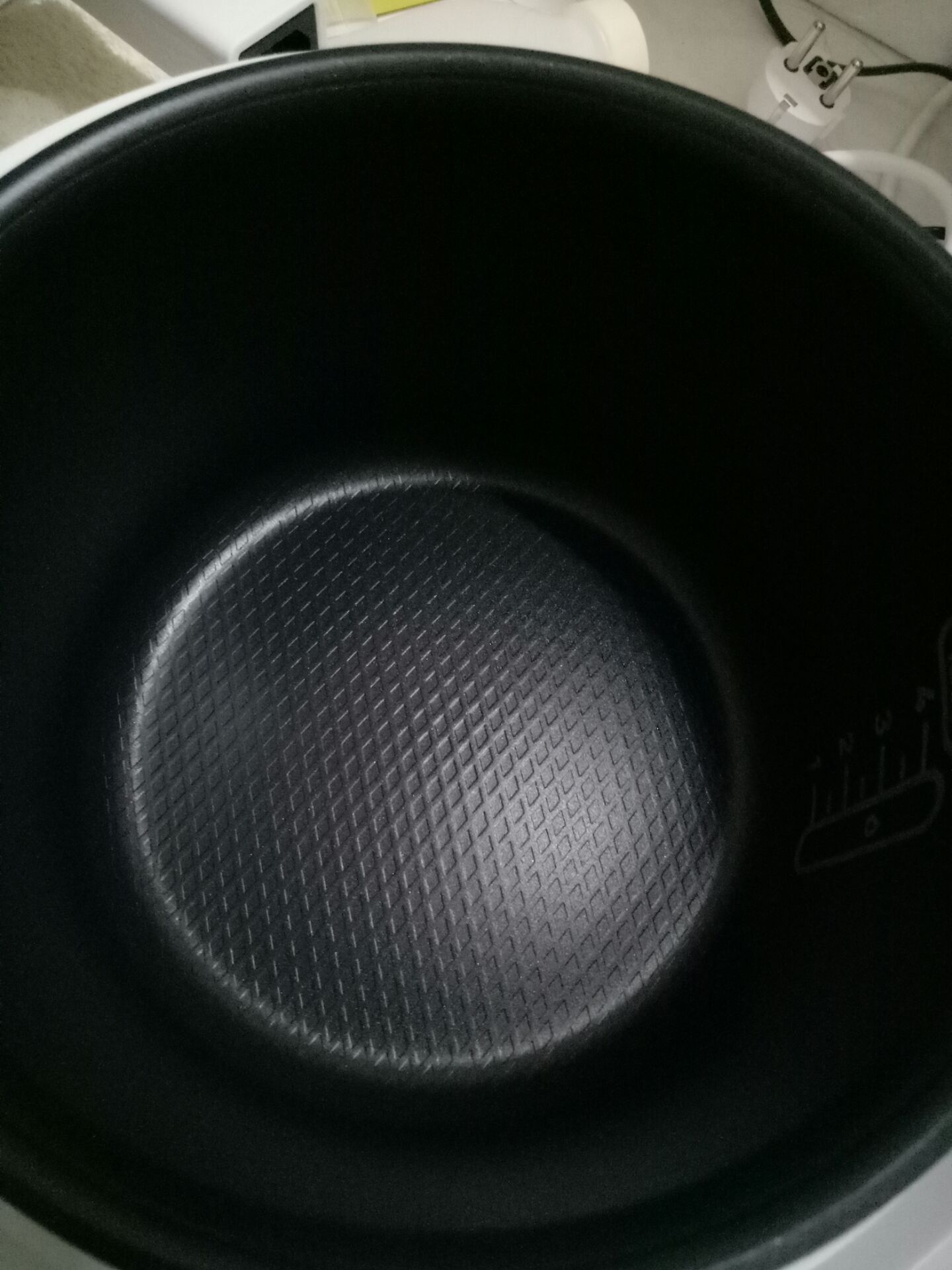 mặc dù nồi không có chỗ hứng nước đọng nhưng những phần khác ổn. lòng nồi dày, phần đáy hình lưới nổi nên phải nhẹ tay. nấu cơm ngon. giao hàng mùa dịch nên khá lâu, quá ngày hẹn mới có hàng