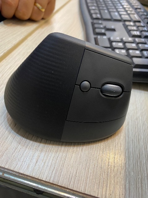 Vừa xài là thích, click/scroll nhẹ và êm. Cằm vừa vặn, đáng mua đáng tiền.