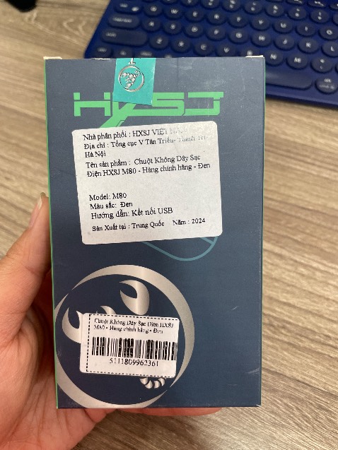 Sạc pin bằng cổng micro, không phải type C. Nhưng sẽ không bị lo hết pin mà chỉ cần dùng xong sạc. Bề mặt trên nó nhám bám tay, cầm ok không bị trượt, chuột mượt.