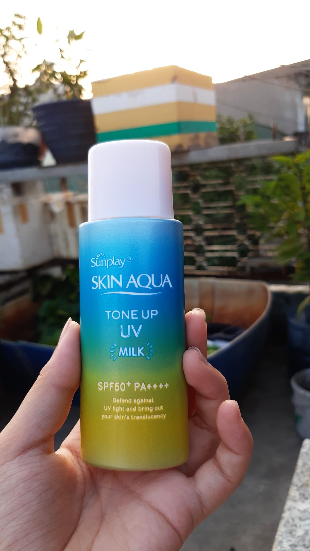 Sài thik cực lun, vừa thoa lên da 1 cái là thấm vào lun k có bết dính hay bóng nên rất hợp cho mấy bn hay đổ dầu. Săn đc sale và sài mã giảm giá nên còn có 98k quá rẻ lun, chân ái đời tôii. Em này có nâng tông nhưng khá nhẹ và k bị trắng quá đâu.