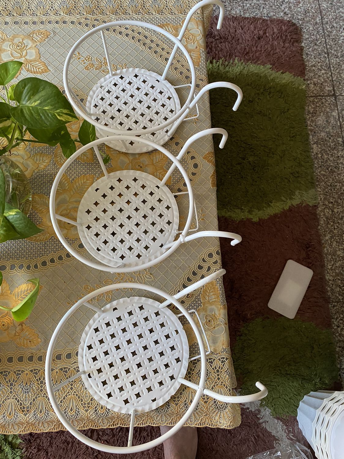 Kệ sắt, đúng màu trắng ! nhìn thấy cũng chắc chắn,  không biết lâu dài bền thế nào, vài chỗ Sơn hơi bị tróc , nhưng mình cho shop 5 sao !