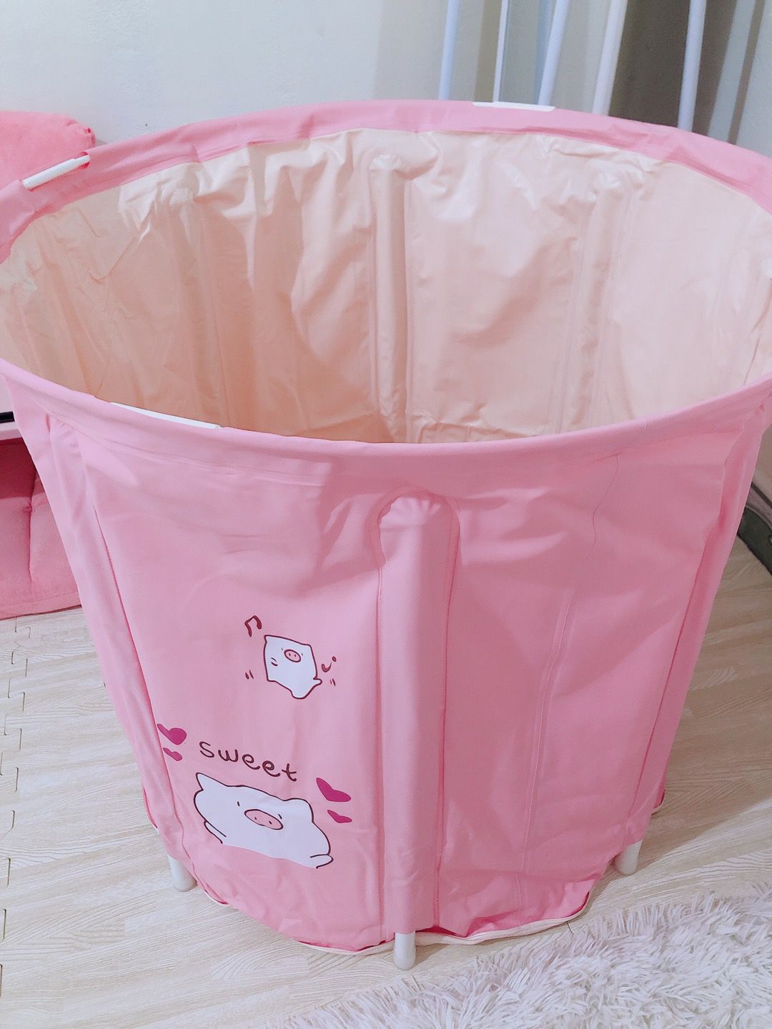 Bồn tắm đẹp, dày dặn, cute. Lúc mới lắp thì bồn có hơi nhăn nhưng cho nước vào thì sẽ hết.Bồn tắm cũng rất to, người lớn hay trẻ con đều dùng được thoải mái.Tks shop nhìu