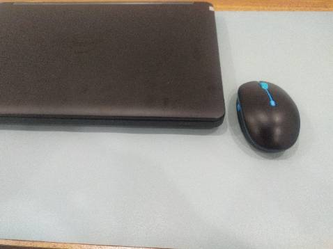 Lót chuột dày dặn
Bề mặt mịn bám chuột rất tốt.
Chất liệu da PU dày dặn bền đẹp,dễ lau chùi vệ sinh.
Da PU k thấm nước,k bám bẩn,k có mùi hôi như các chất liệu khác khi dùng lâu ngày.
Khổ rộng để kê máy kê chuột thoải mái luôn.
Nhiều màu sắc để lựa chọn.
Tiki giao hàng nhanh,nhà bán phục vụ tốt,đóng hàng cẩn thận.
Giao đúng màu lựa chọn nên rất hài lòng.