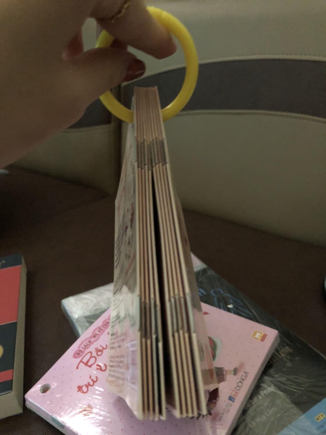 Giao hàng siêu nhanh, sách đc bọc kĩ càng, mới đầu nhìn thì có cảm giác cái vòng hơi lởm nhưng bóc ra sờ tận tay thì thấy cũng khá là chắc chắn, nhưng khi mở ra mở vào vẫn nên cẩn thận một chút. Sách thì đẹp mà mình k nghĩ giấy mỏng thế này, chỉ có 4 tờ gồm cả bìa thì mình nghĩ bên xuất bản in truyện trên chất liệu khác cứng cáp hơn.