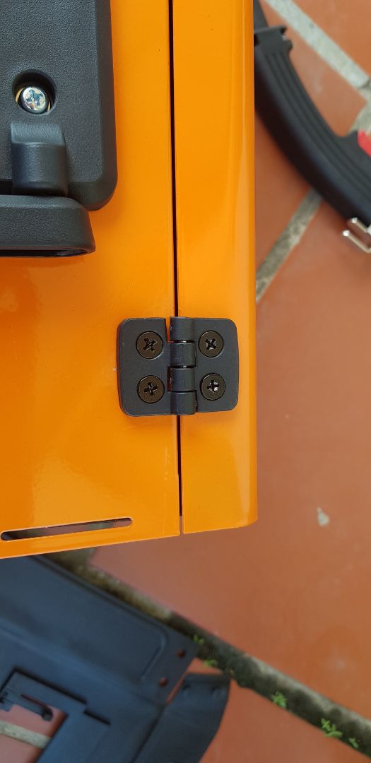 máy có dấu hiệu cạy mở, không phải hành mới đập hộp, đầu vít bị vặn ra rồi.