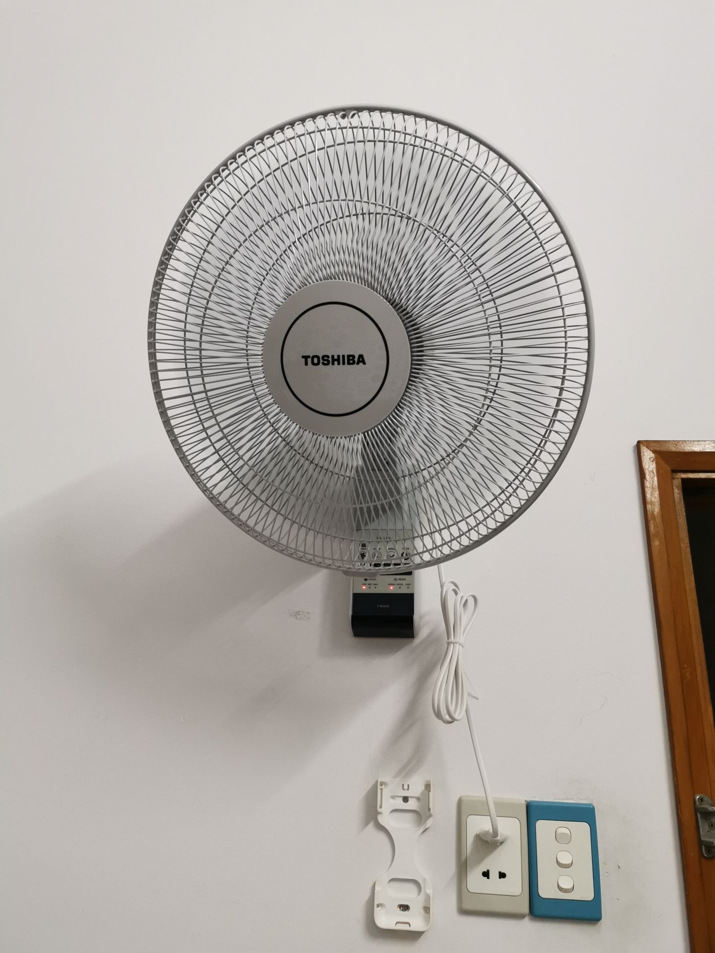 quạt ồn quá, tiếng gió hú khó chịu, không dùng cho phòng ngủ được. Remote nhỏ gọn nhưng không nhớ được tình trạng số và chế độ đã chọn trước đó, nút tắt mở chung với tốc độ nên muốn tắt phải bấm qua hết các tốc độ rồi mới tắt đc, rất bất tiện cho 1 quạt có dùng remote. Hàng chính hãng. quạt ồn quá, tiếng gió hú khó chịu, không dùng cho phòng ngủ được. Remote nhỏ gọn nhưng không nhớ được tình trạng số và chế độ đã chọn trước đó, nút tắt mở chung với tốc độ nên muốn tắt phải bấm qua hết các tốc độ rồi mới tắt đc, rất bất tiện cho 1 quạt có dùng remote. Hàng chính hãng.