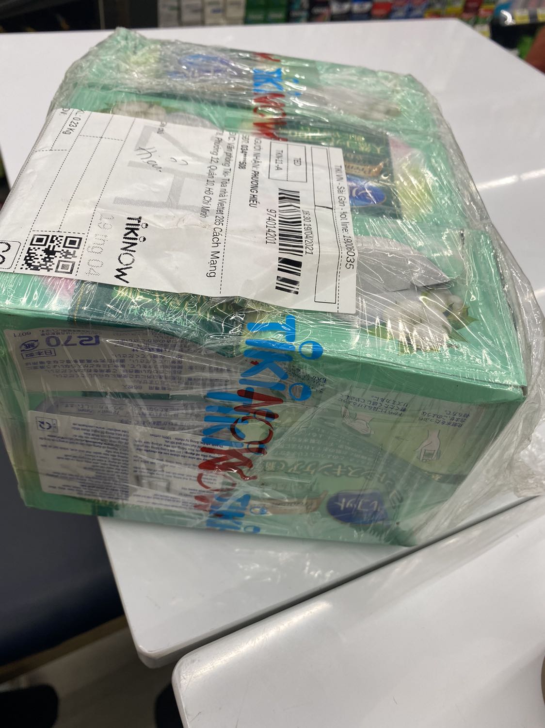 Đóng gói của Tiki càng ngày càng tệ. Btt mà pack như thế này thì chịu ấy. Quá gớm. Móp thế này ai mà chịu đc. Vì có bọc mỏng của hộp k thì bụi chắc rớt vào hết trong hộp quá. Quá thất vọng về khâu đóng gói.