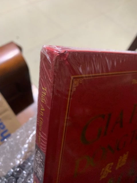 Bìa cứng đúng mô tả, các nội dung bên trong chưa tìm hiểu nhiều nên chưa có đánh giá nhiều, tuy nhiên có những điều khác với phong tục chỗ mình. Có những phần để viết thông tin nhiều nhưng có những phần lại hơi ít.