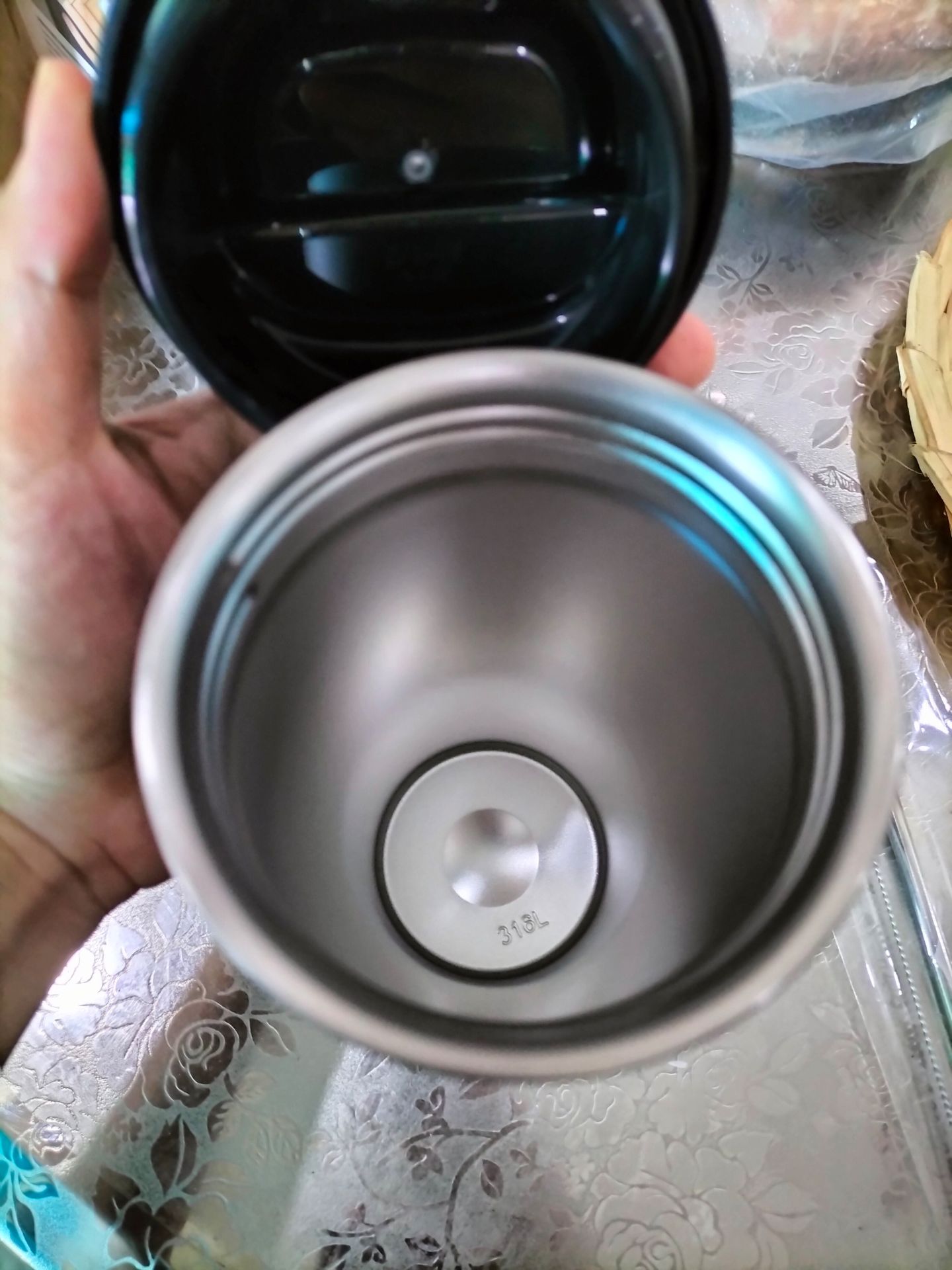 1 ngày săn sale thành công Black friday đấy mọi người ạ, ngồi canh đúng chiếc bình này thôi. Bình gọn, cầm vừa tay mà đựng được cũng khá nhiều nước tùy thuộc vào sở thích nước nóng hay lạnh của mọi người nữa ạ.Cảm ơn Tiki nhiều nha