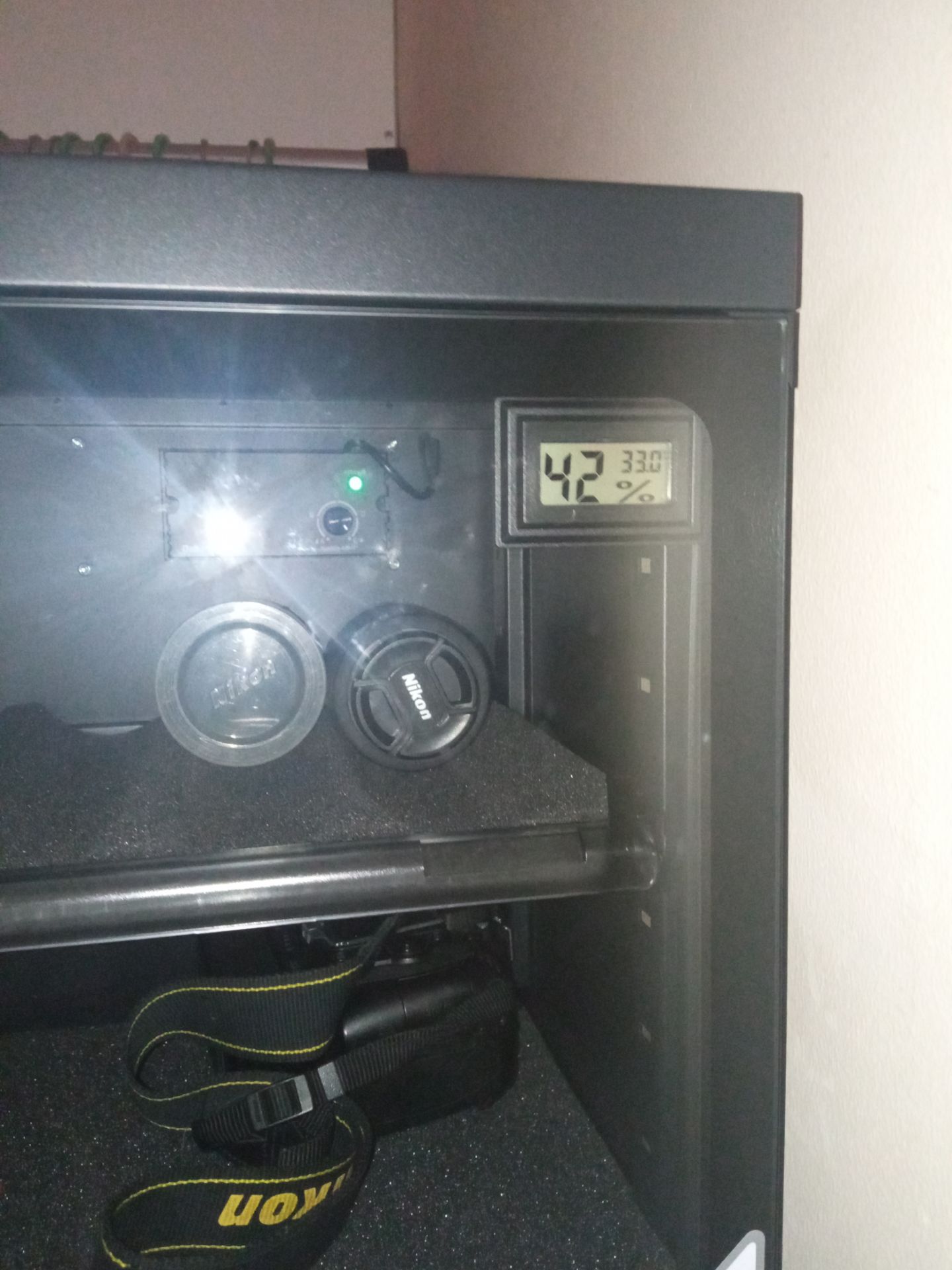 Tủ ok nhé trong vòng 1 tiếng độ ẩm phòng từ 56% xuống còn 42%. mới mua về nên vặn hết mức của tủ để giảm độ ẩm nhanh rồi khi đạt được độ ẩm mong muốn thì giảm lại nhé. ko nên để quá cao sẽ hỏng máy ảnh. phòng có máy lạnh thì ko cần dùng.