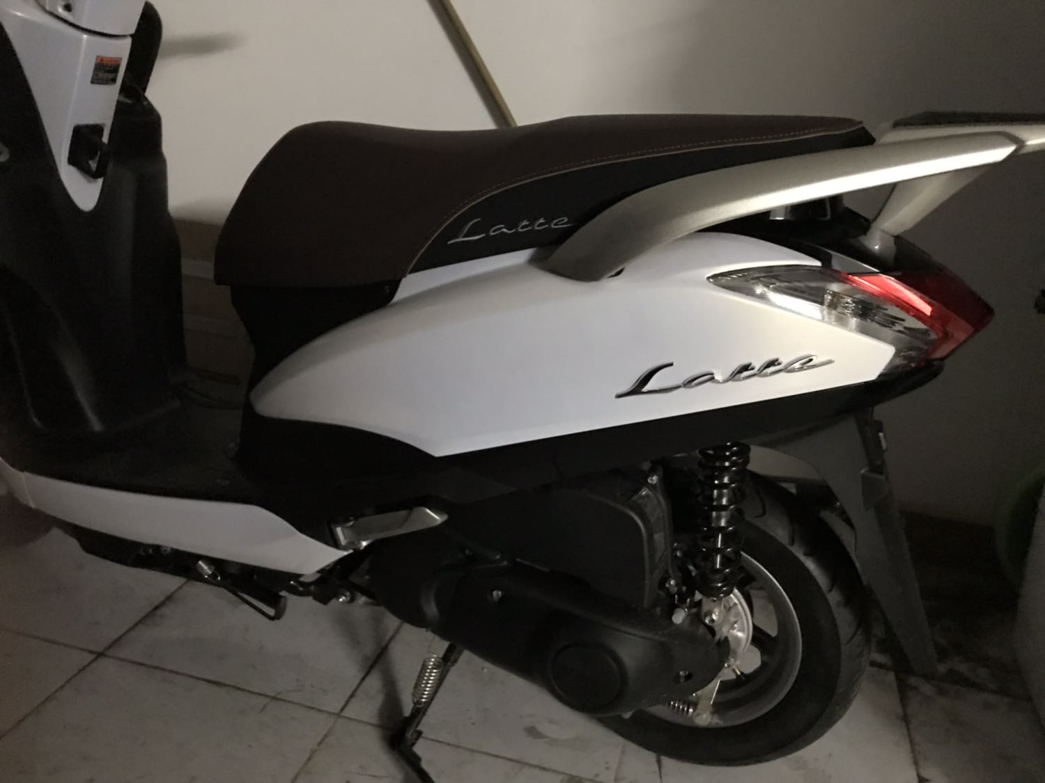 Đặt buổi sáng thì *** chiều được gọi để đi lấy xe. Lấy ở đại lý Yamaha 3S Lâm Hạnh, nhân viên hướng dẫn nhiệt tình và vui vẻ. Được bảo dưỡng xe 9 lần, nhưng thay nhớt phải trả tiền. Xe hiện tại vẫn chạy tốt, chưa có vấn để gì xảy ra. Hi vọng vẫn luôn như vậy ^^