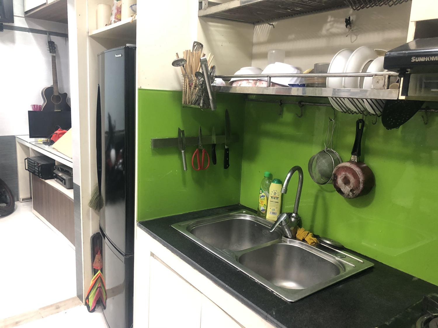 Chất lượng đóng gói tốt. Sản phẩm đẹp, nặng, cầm chắc chắn. Shop phục vụ tốt. Điểm trừ duy nhất là hàng của mình keo dán hơi yếu, để 2 ngày rớt mất. Mình dán silicon chiều giờ thấy oke. Hàng đẹp.