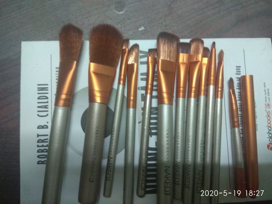 Cọ sờ rất mịn. Cái nào ra cái đó. Tốt hơn tưởng tượng so với giá này. Nếu ai thuộc dạng mới tập make up, hoặc make up đơn giản nên mua, khuyên chân thành ^^