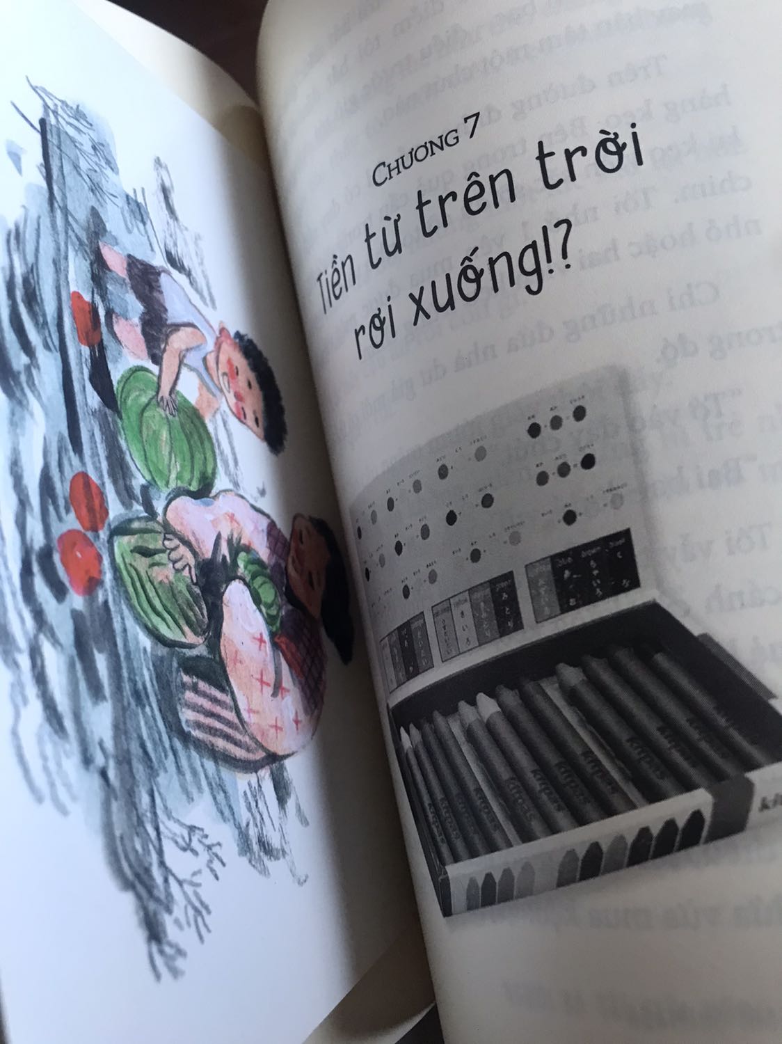 5 sao cho nội dung. Nhẹnhàng lạc quan. Nhưng trừ 1 sao vì giá. Mặc dù sách văn học thì không thể lấy giá bìa ra để so. Nhưng cuốn này khá đắt, giá bìa là 128k. Mình so với cuốn Và rồi núi vọng kén độc giả hơn và dày hơn rất nhiều là 148k, sách được tặng kèm 2 tấm postcard khá xinh. Hạnh phúc là những điều giản đơn. Chính ra như cuốn này mình không nghĩ nó quá khó bán để phải làm giá bìa cao như vậy, thiếu nhi, thanh niên, người lớn muốn đọc đều ok cả.