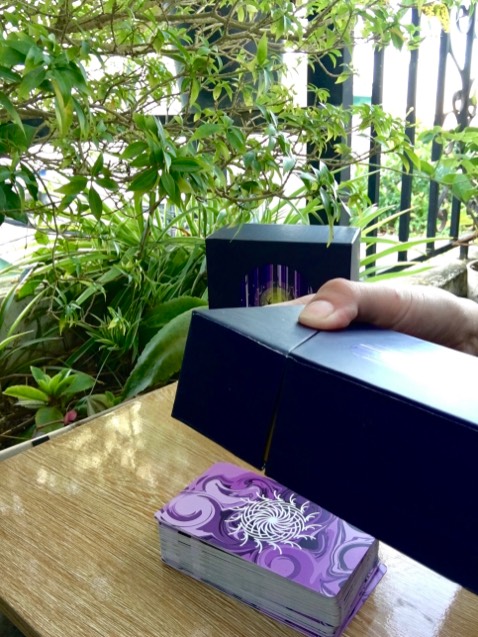 5 sao là để ủng hộ tác giả Việt chứ mình hơi thất vọng với NSX và cách đóng gói của Tiki.
Hộp ngoài tiki đóng gói không có chống sốc, may mắn là không móp méo gì, nhưng hộp nhỏ bên trong thì xô lệch, móp góc, lót hộp lớn còn bị rách nữa. Cạnh bài cắt không mượt, còn hơi nham nhở.
Về các lá bài thì chất giấy dày, được cán mờ. Dù việc cán mờ làm màu sắc và hình ảnh của lá bài sắc nét và chân thực hơn nhưng mà cá nhân mình không thích lắm, vì nó có độ nhám và bám dính nhiều nên spread bài rất khó, lúc xáo bài, rút bài cũng bị dính các lá vào nhau.
Nói chung khui hộp bài ra buồn mất mấy hôm nhưng về mặt hình ảnh, ý nghĩa và tâm huyết của tác giả thì xứng đáng nhận được 5 sao. Mong là ở các sản phẩm khác sẽ không gặp phải những vấn đề như thế này nữa.