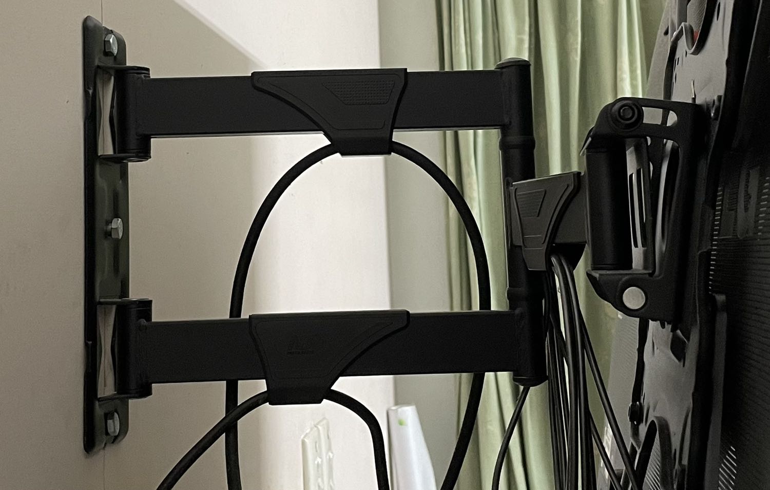 Ship không nhanh lắm nhưng gói kĩ, chuẩn Vesa mà xoay sở mãi mới gắn dc vừa tv, giá đỡ ok, gắn tv lên thấy chắc chắn