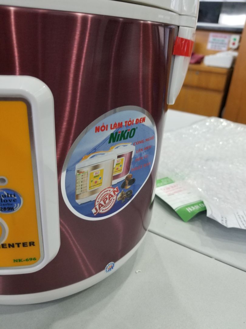 tôi nhận hàng đóng gói cẩn thận. Nhưng mở hàng ra vỏ nồi bị móp khá nặng . Lại phải gởi *** phản ánh và chờ đợi thông tin đổi hàng . Ai mua hàng cũng muốn có sản phẩm để sử dụng ngay , gặp hàng lỗi cảm thấy bực bội không vừa ý phiền lòng , tốn thời gian không vui .