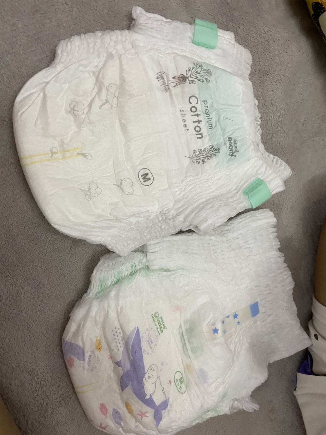 Moony trắng mình thấy dày ngang ngửa moony xanh và phom ngắn hơn, điểm cộng là mình thấy mềm hơn thôi. Sẽ quay lại xài moony xanh