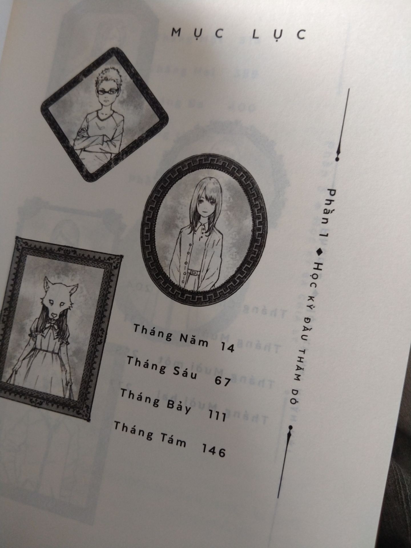 không hay đến mức xuất sắc nhưng cũng ko tệ, điều mình ko thích là đến gần nửa quyển mà câu chuyện cứ lan man về việc những đứa trẻ đến lâu đài mỗi ngày ns chuyện vs nhau nhưng ko có tiến triển gì nổi bật, cả cách kokoro cứ im lặng và suy nghĩ quá nhiều đến mức vớ vẩn dù rằng mẹ của cô bé thật sự rất kiên nhẫn và tôn trọng con gái mình. Nhưng đến cuối nửa sau thì câu chuyện khá hấp dẫn và được đẩy nhanh hơn(một cách hơi chóng vánh), có xúc động và có bất ngờ nữa. Tuy nhiên lời giới thiệu sách có hơi khoa trương khi nói đến xúc động tột cùng rồi là một cuộc phiêu lưu, thay vào đó câu chuyện thực tế hơn và ko quá mức thần kì hay hồi hộp. Dù có xúc động, nhưng nó vẫn chưa đến mức mạnh mẽ gắn kết vs ng đọc. Tuy nhiên mình mong có tập 2, vì mình muốn bt câu chuyện tiếp theo giữa Rion và Kokoro.