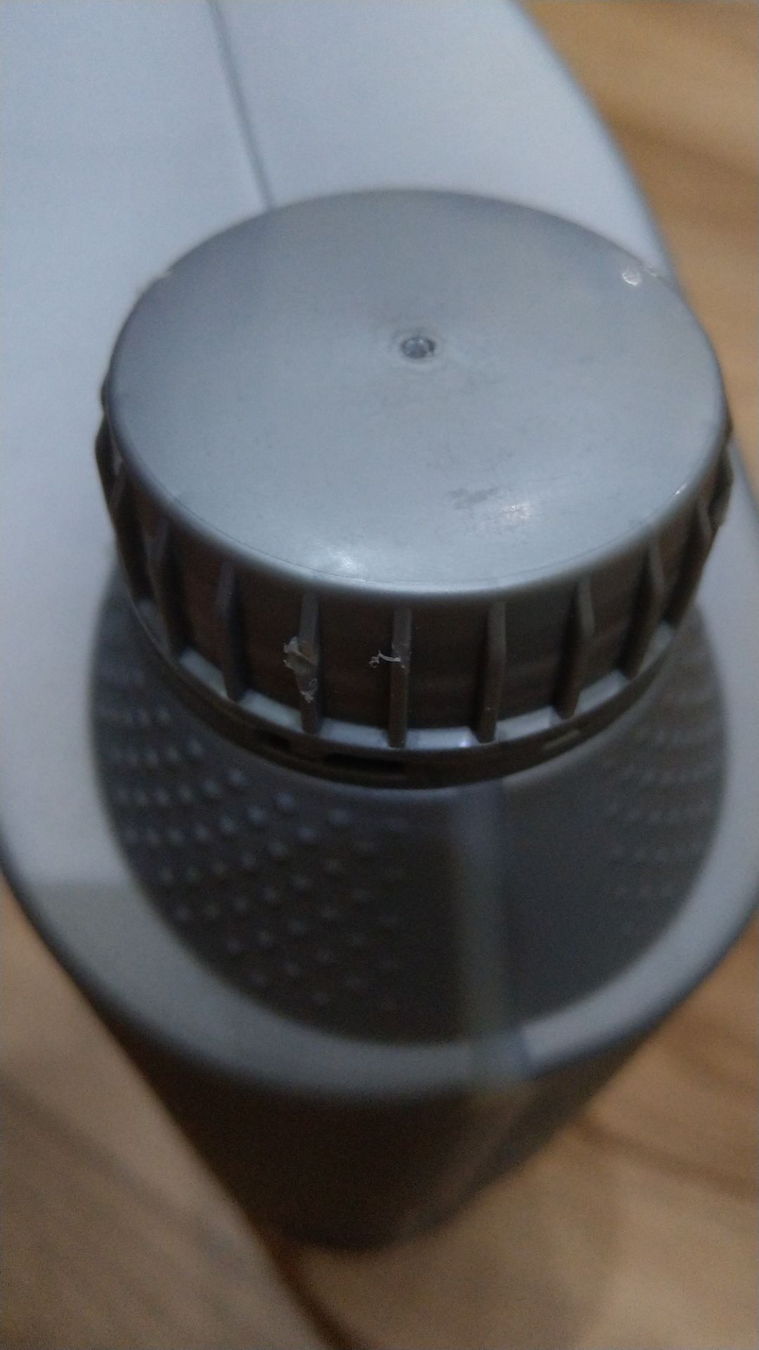 nắp sản phẩm bị chầy, như có dấu hiệu đóng lại. sài 1 thời gian mới biết được