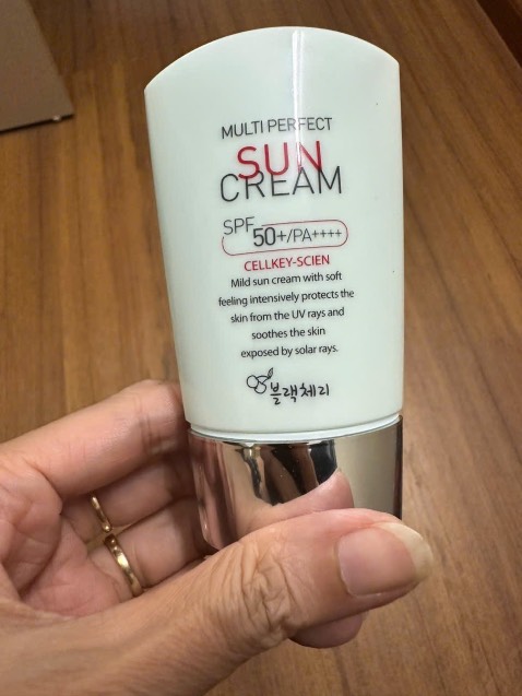 Shop đóng gói cẩn thận, ship hàng nhanh chóng. Kem chống nắng dùng khá thích, kết cấu mềm mịn, dễ tán đều, thẩm thấu nhanh. Thoa lên da không bị nhờn rít, bết dính. Kem giúp hiệu chỉnh màu da, nâng tông trắng nhẹ, chống thấm nước.