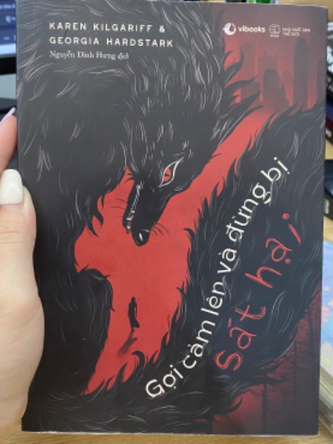 Bìa sách: Rất ấn tượng 
Chất lượng in: Rõ nét 
Nội dung: Cuốn này mình đặt mua từ khi vừa phát hành rồi mà phải đợi sách về đọc xong mới lên đây review.

Cuốn sách gồm 8 chương với những câu chuyện quá khứ được gửi gắm thông điệp của tác giả. Dù phản ánh thực trạng của xã hội nhưng sách lại rất dễ để độc giả đọc và đồng cảm bởi lời văn hóm hỉnh như hai người bạn đang kể chuyện tâm tình với nhau.

Từ cảm nhận cá nhân, mình đánh giá cao nội dung cũng như thông điệp mà tác giả muốn truyền tải tới mọi người. Đặc biệt là đối với phái nữ, khuyến khích các cô gái tự tin thể hiện bản thân, vượt qua những định kiến của xã hội để tìm thấy sự tự do trong đời. Nên mình cũng recommend phái nữ đọc cuốn này nhé.