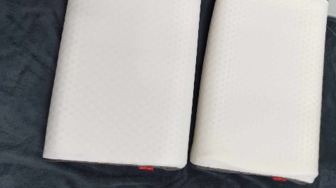 Đợt trước mua chỗ khác hôi mùi cao su không chịu nổi. Này hình như shop có xử lí, để đêm sáng ngày dậy ruột gối có mùi vani nhẹ nhẹ nằm đỡ đau đầu.