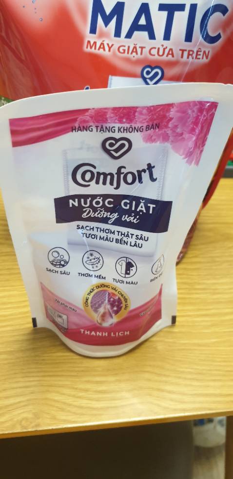 Mùi thơm dễ chịu, giặt sạch vết bẩn. Giao hàng nhanh, đầy đủ. Mua giá khuyến mãi nsx mới. Rất đáng mua