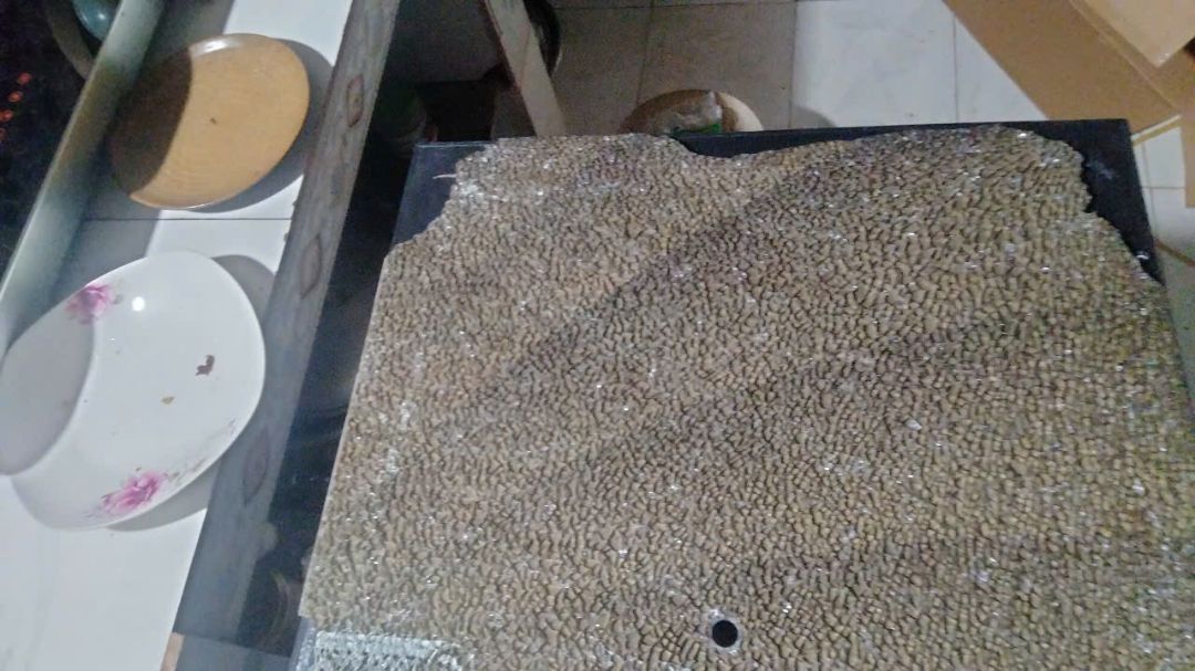 Sản phẩm mở ra bị bể kính , gẫy hết các chốt và vít